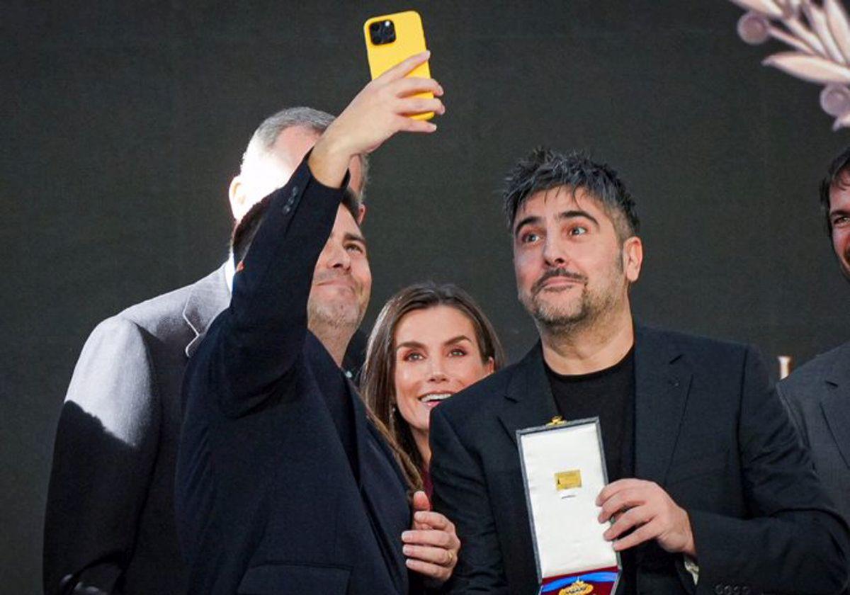 Los Estopa no pudieron dejar pasar la oportunidad de hacerse un selfie con los Reyes.