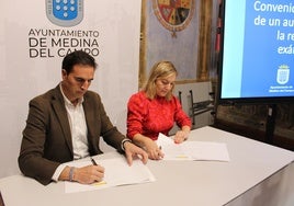 Guzmán Gómez e Inmaculada Matías firmando el convenio