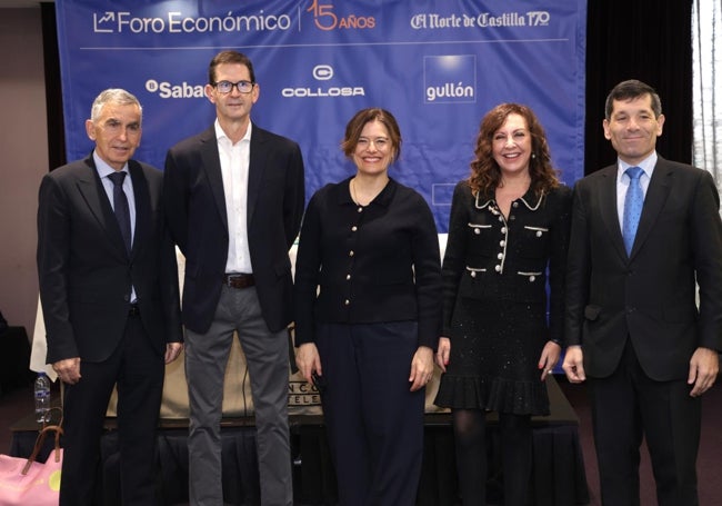 Miriam González, junto a los organizadores y los patrocinadores.