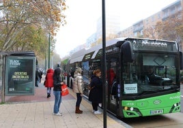 Varias viajeras se suben a un autobús en el Paseo de Zorrilla.