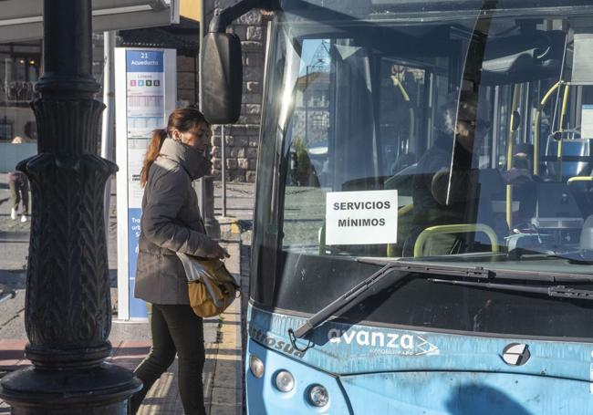 Una mujer se sube a un autobús urbano en servicios mínimos por la huelga de este jueves.