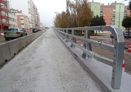 El nuevo guardarraíl instalado ya en el lateral del viaducto de Arco de Ladrillo en sentido de entrada al centro.