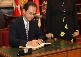 El embajador Takahiro Nakamae firma en el Libro de Honor de la Diputación.