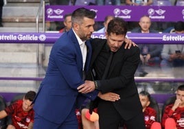 Paulo Pezzolano (izquierda) y Diego Pablo Simeone se saludan antes del Real Valladolid-Atlético de Madrid de hace dos campañas