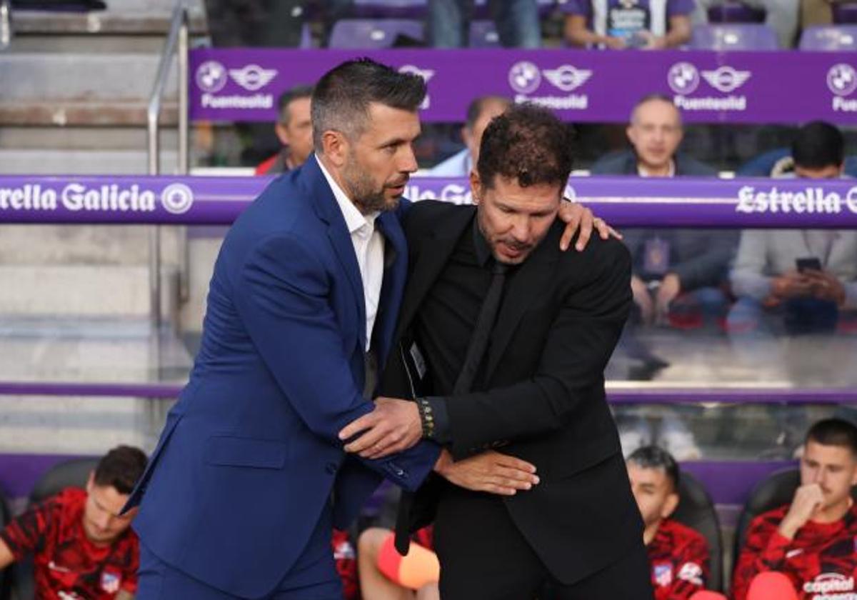 Paulo Pezzolano (izquierda) y Diego Pablo Simeone se saludan antes del Real Valladolid-Atlético de Madrid de hace dos campañas