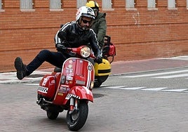 Concentración de vespas en Santovenia de Pisuerga en abril.