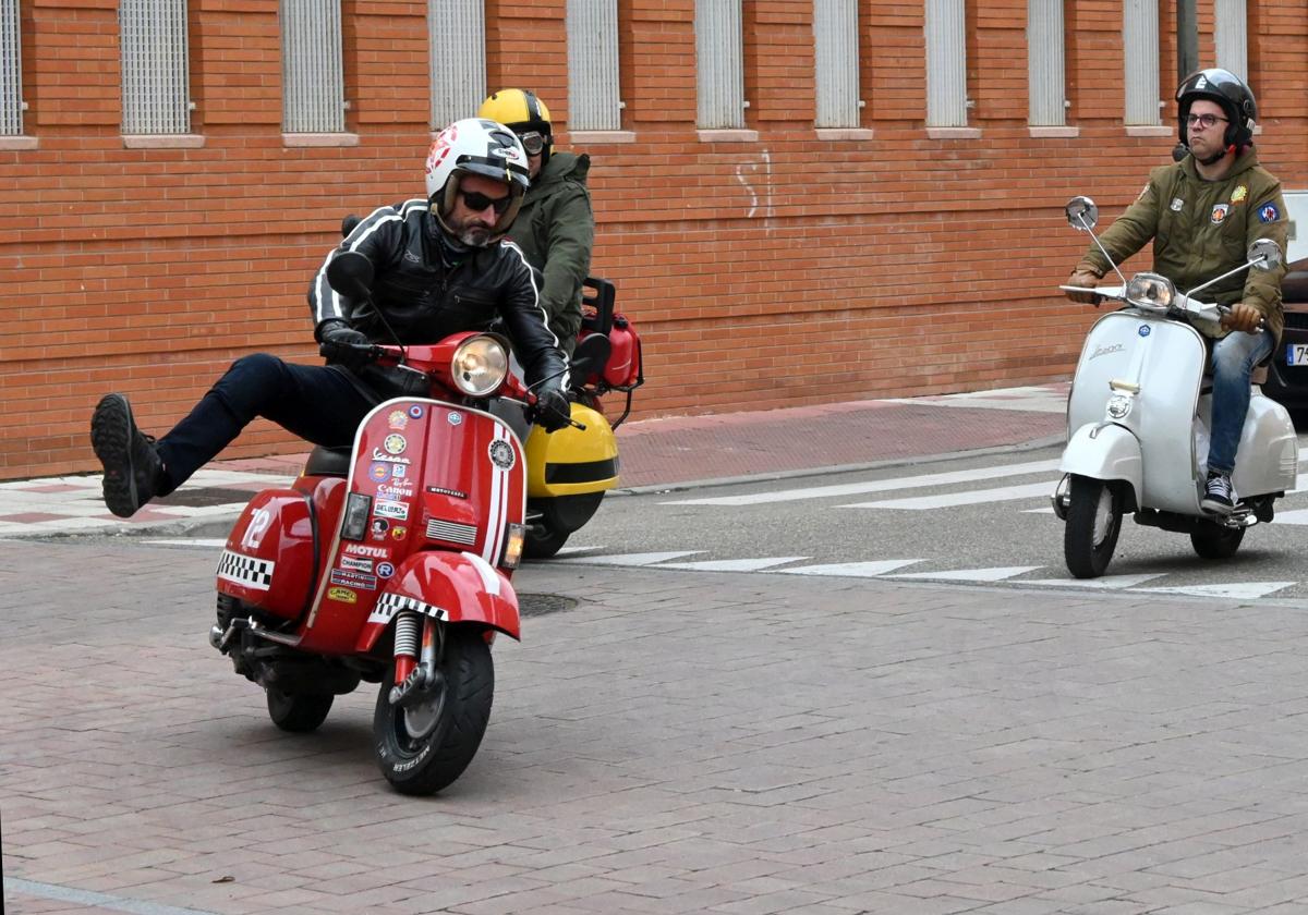 Concentración de vespas en Santovenia de Pisuerga en abril.
