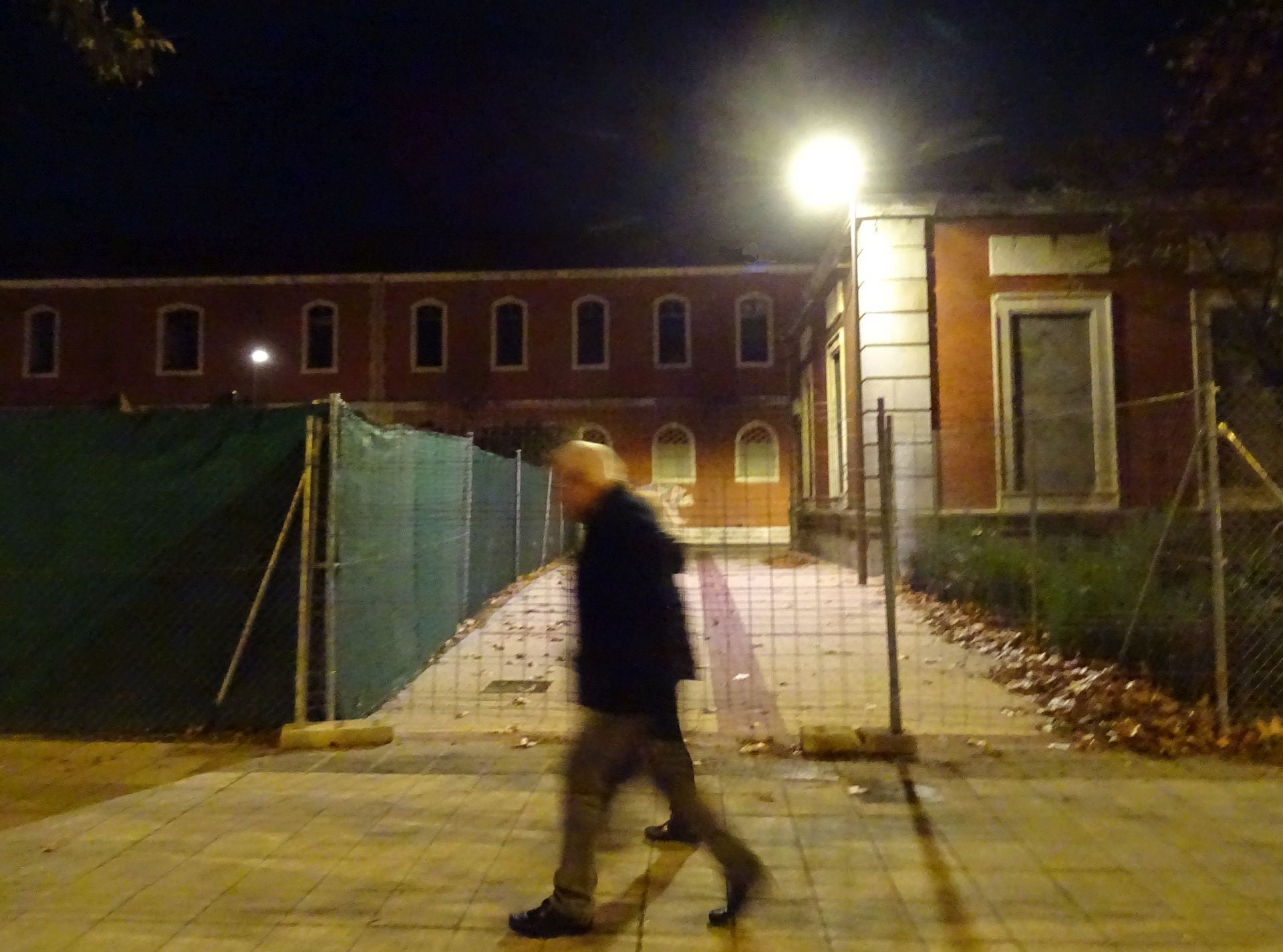 Las imágenes de las calles sin vida del cuartel de Farnesio, iluminadas desde hace cuatro meses