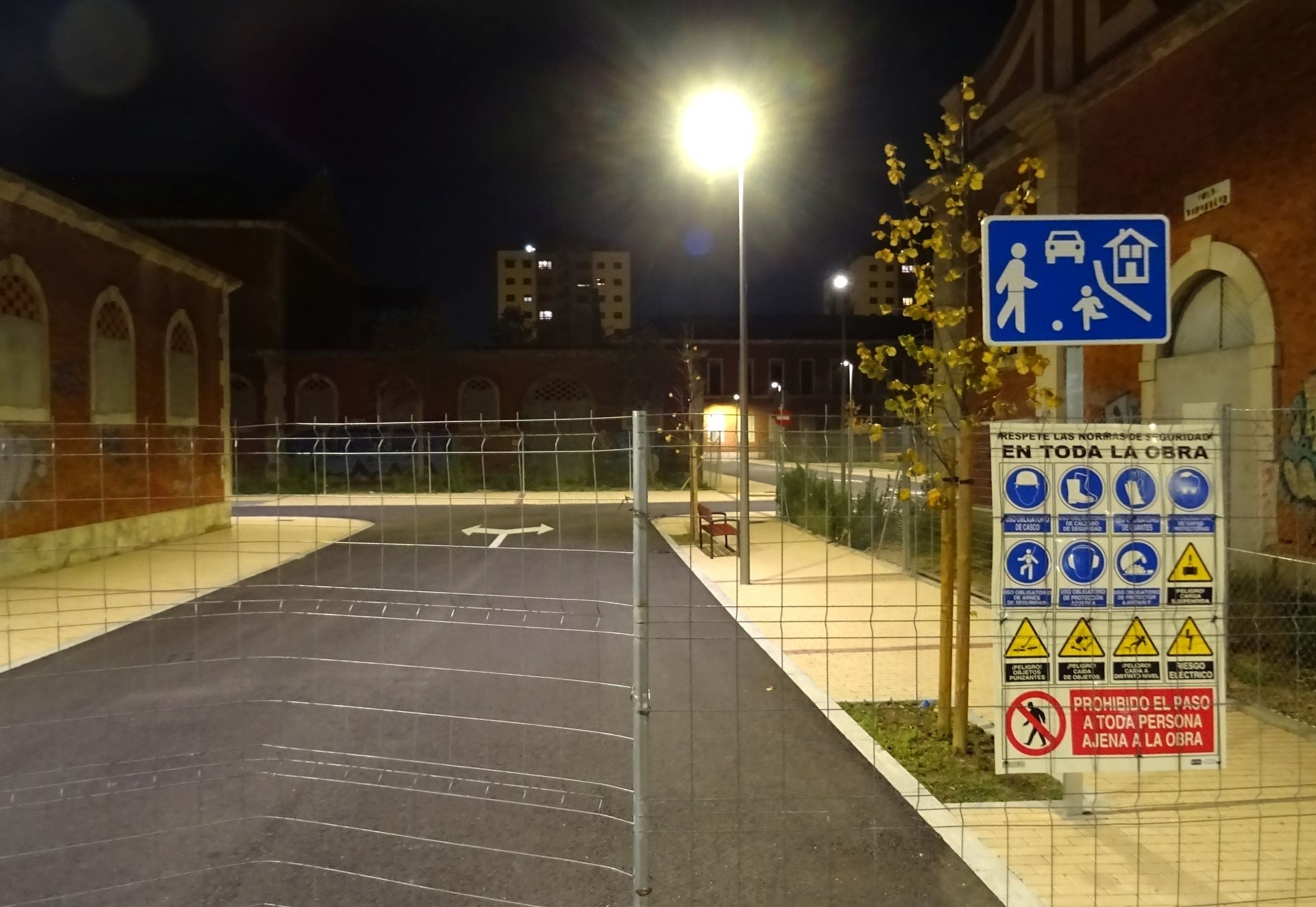 Las imágenes de las calles sin vida del cuartel de Farnesio, iluminadas desde hace cuatro meses