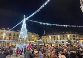 Numeroso público presenció el encendido de luces de Navidad y la inauguración del mercado