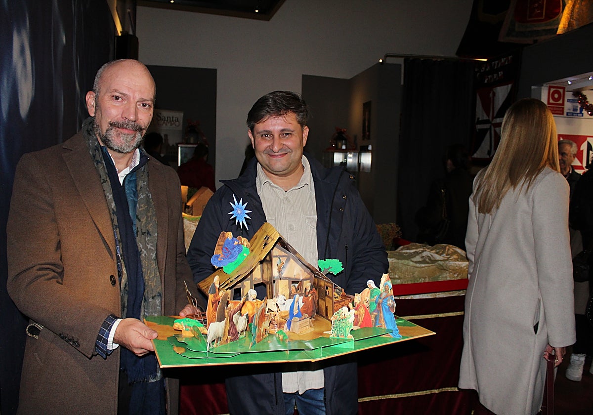 Enrique Gómez y David Muriel junto a uno de los belenes de la muestra