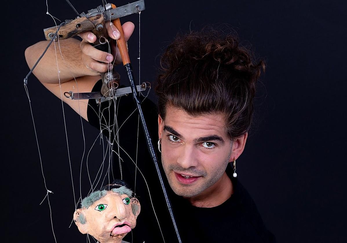 Mario Ezno, con su marioneta Manolo.