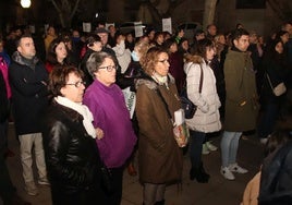 Concejales de PSOE y PP, entre el público asistente a los actos del 25N.