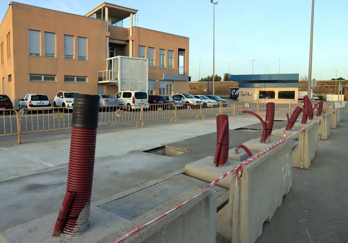 Obras de la futura electrolinera que se construye en el Centro de Transportes de Segovia.