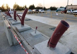 Obras de la futura electrolinera que se construye en el Centro de Transportes de Segovia.