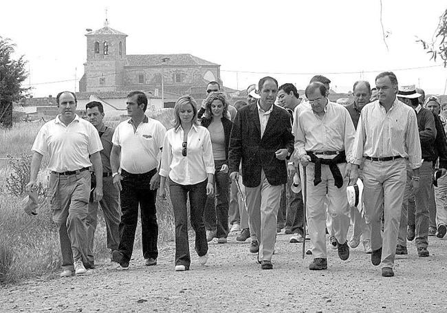 Camps, con americana, en un tramo del Camino de Santiago palentino en 2004.