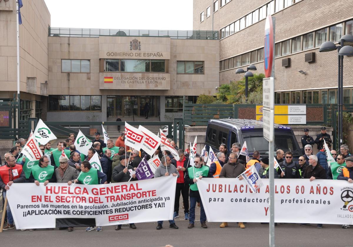 Huelga de Auvasa en las puertas de la Subdelegación del Gobierno.