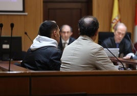 El condenado Soufian Smires, con capucha blanca, durante la celebración del juicio en la Audiencia de Valladolid.