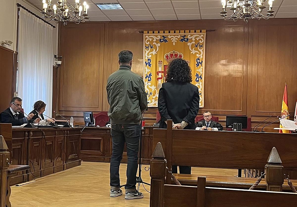 Uno de los perjudicados declara ante el tribunal junto a la intérprete.