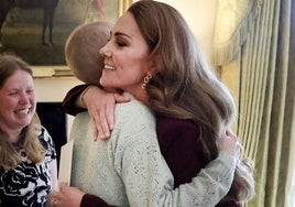 El famoso abrazo de Liz Hatton con Kate Middleton.