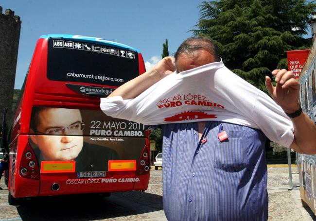 El autobús de la caravana electoral con Óscar López de candidato a la Junta de Castilla y León, en mayo de 2011.