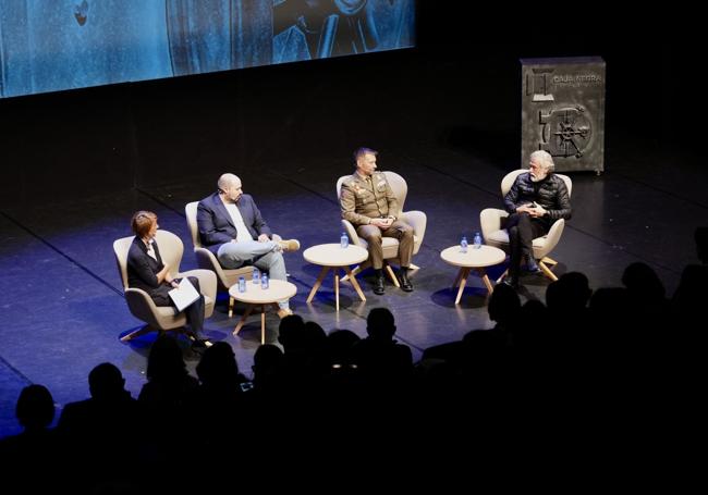 Elena García Cedillo,Antonio Pampliega, Miguel de la Fuente y Manuel González Hernández, durante la sesión en la Caja Negra.