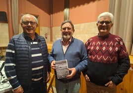 Modesto Martín, junto a sus hermanos, Juan y Eustasio, ayer en la presentación de la novela en Villabrágima