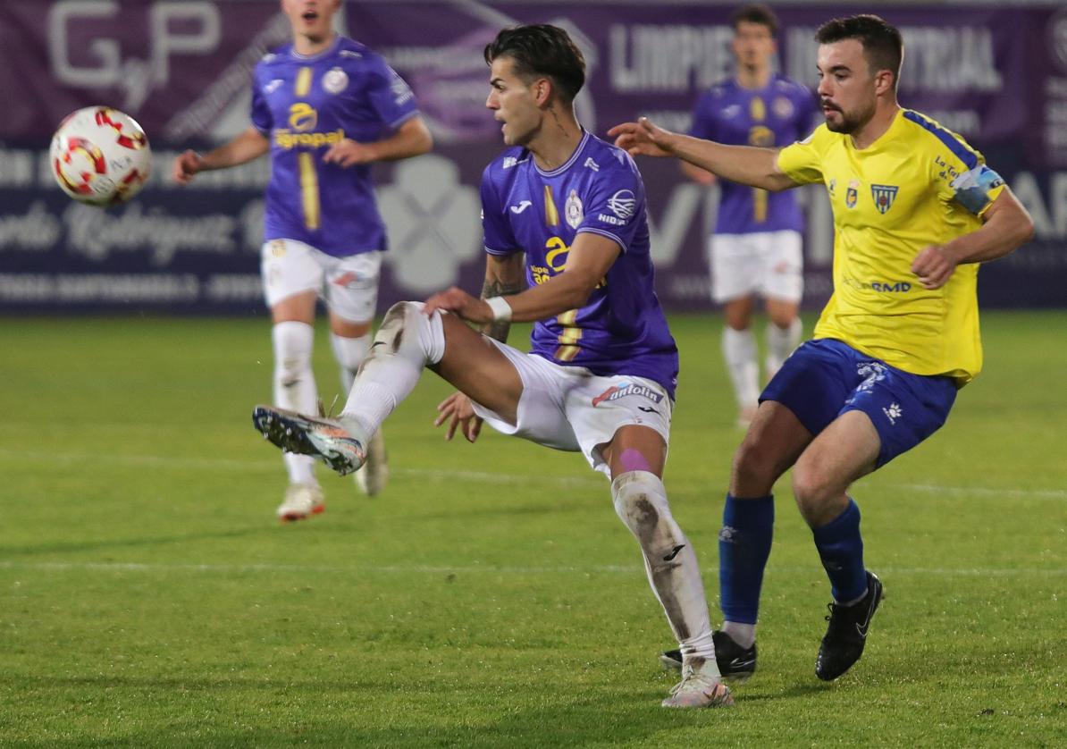 Dieguito, bigoleador del Palencia Cristo ante el Atlético Mansillés.