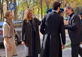 Las infantas Elena y Cristina, este sábado, en la puerta del Santuario de La Fuencisla.