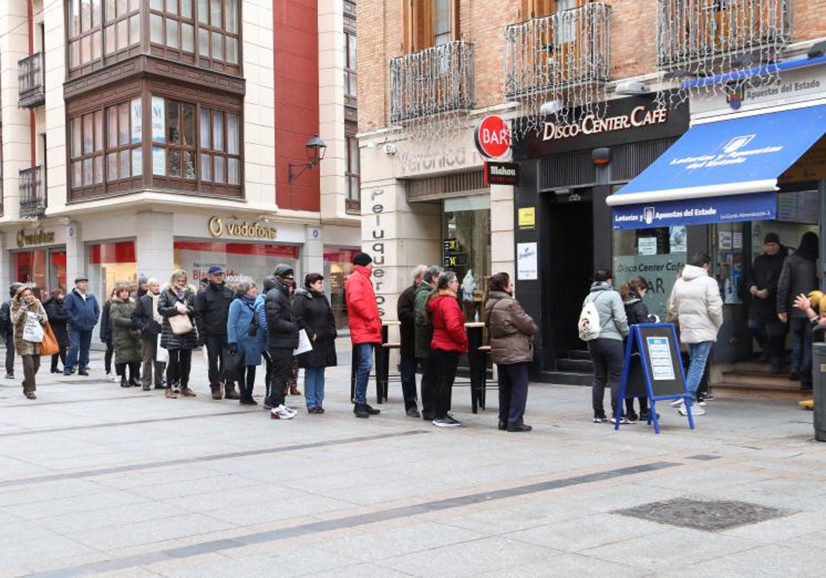Las largas colas que se forman en la puerta de la administración son ya famosas