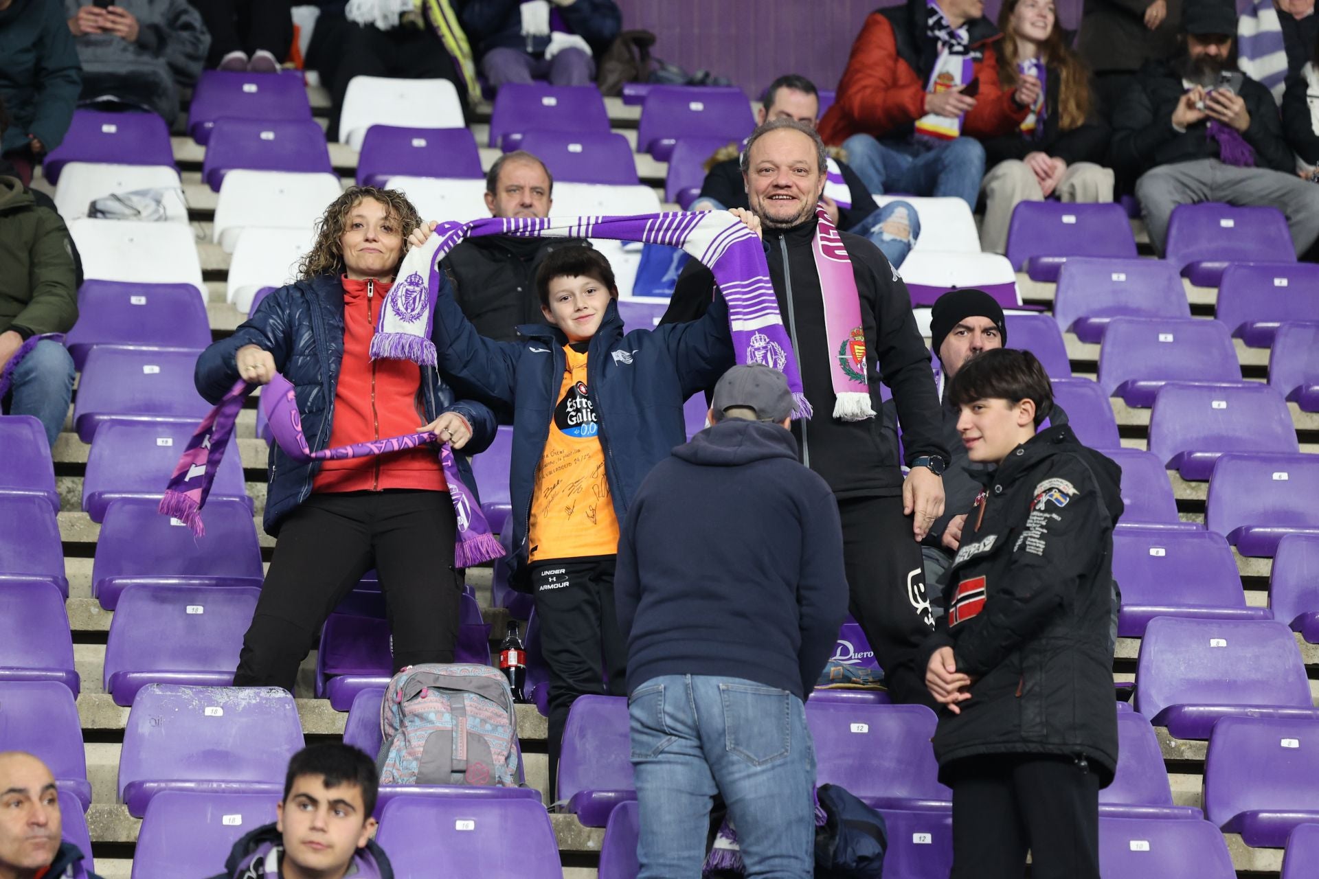 Búscate en la grada del estadio José Zorrilla (1/4)