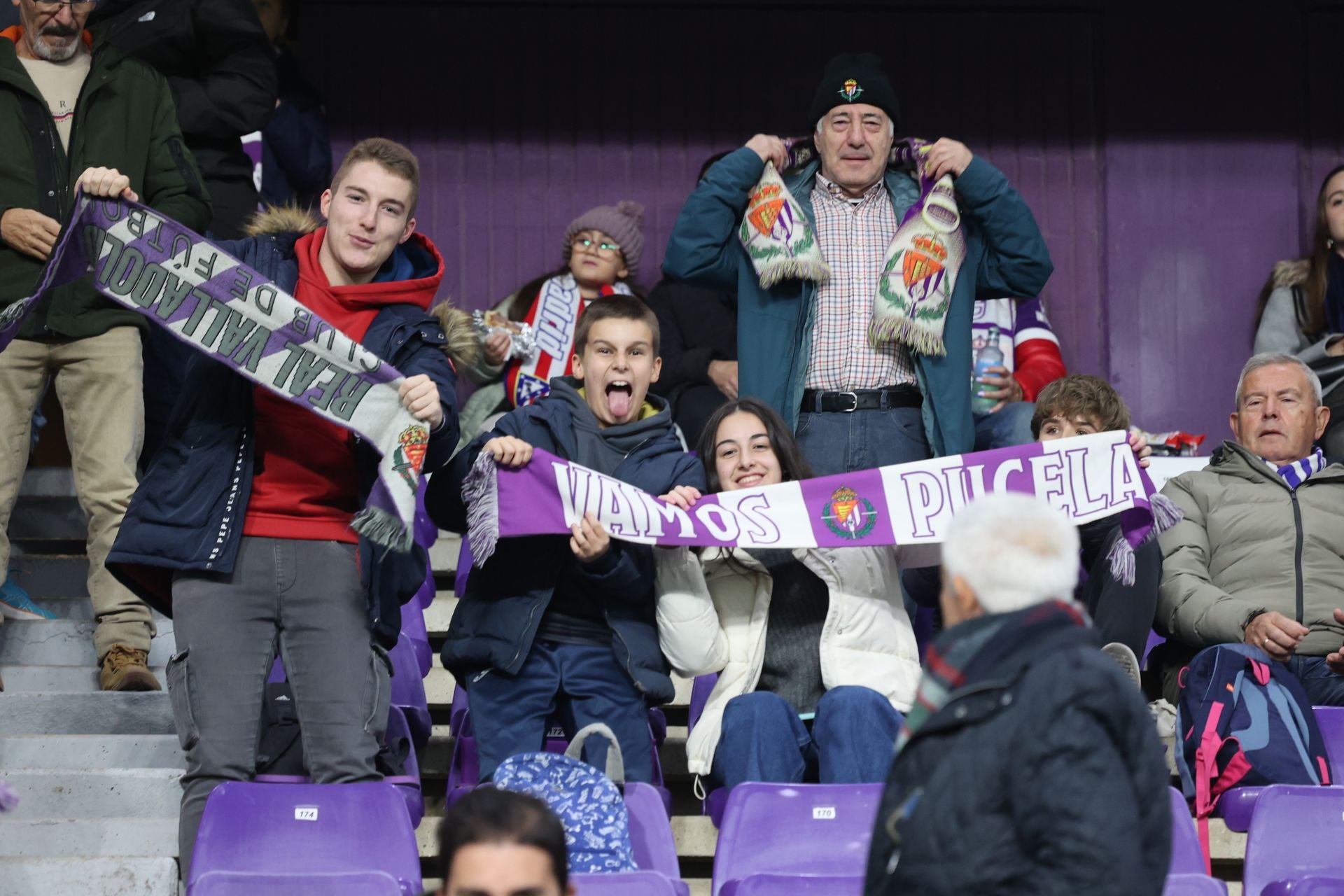 Búscate en la grada del estadio José Zorrilla (1/4)