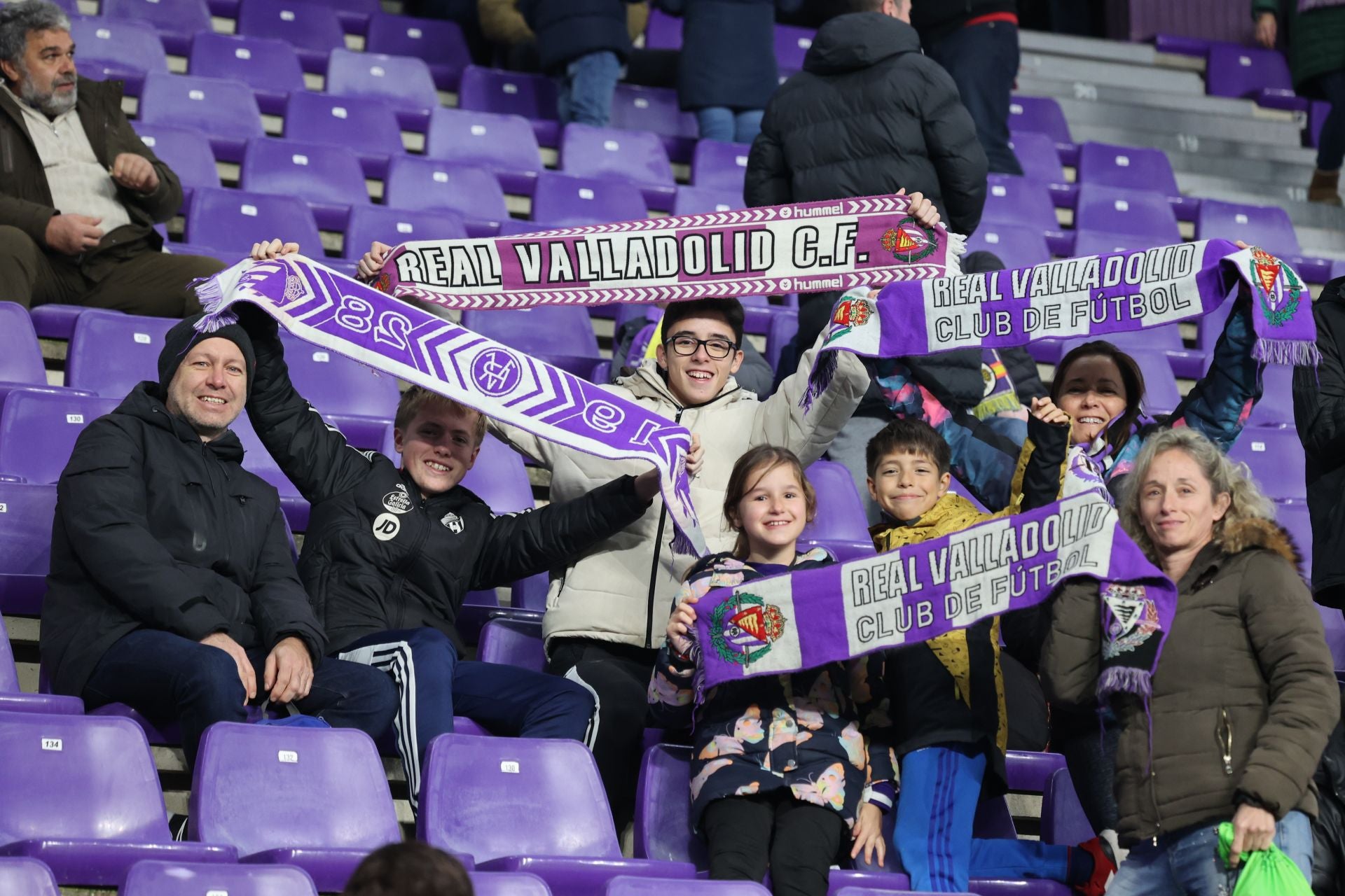 Búscate en la grada del estadio José Zorrilla (1/4)