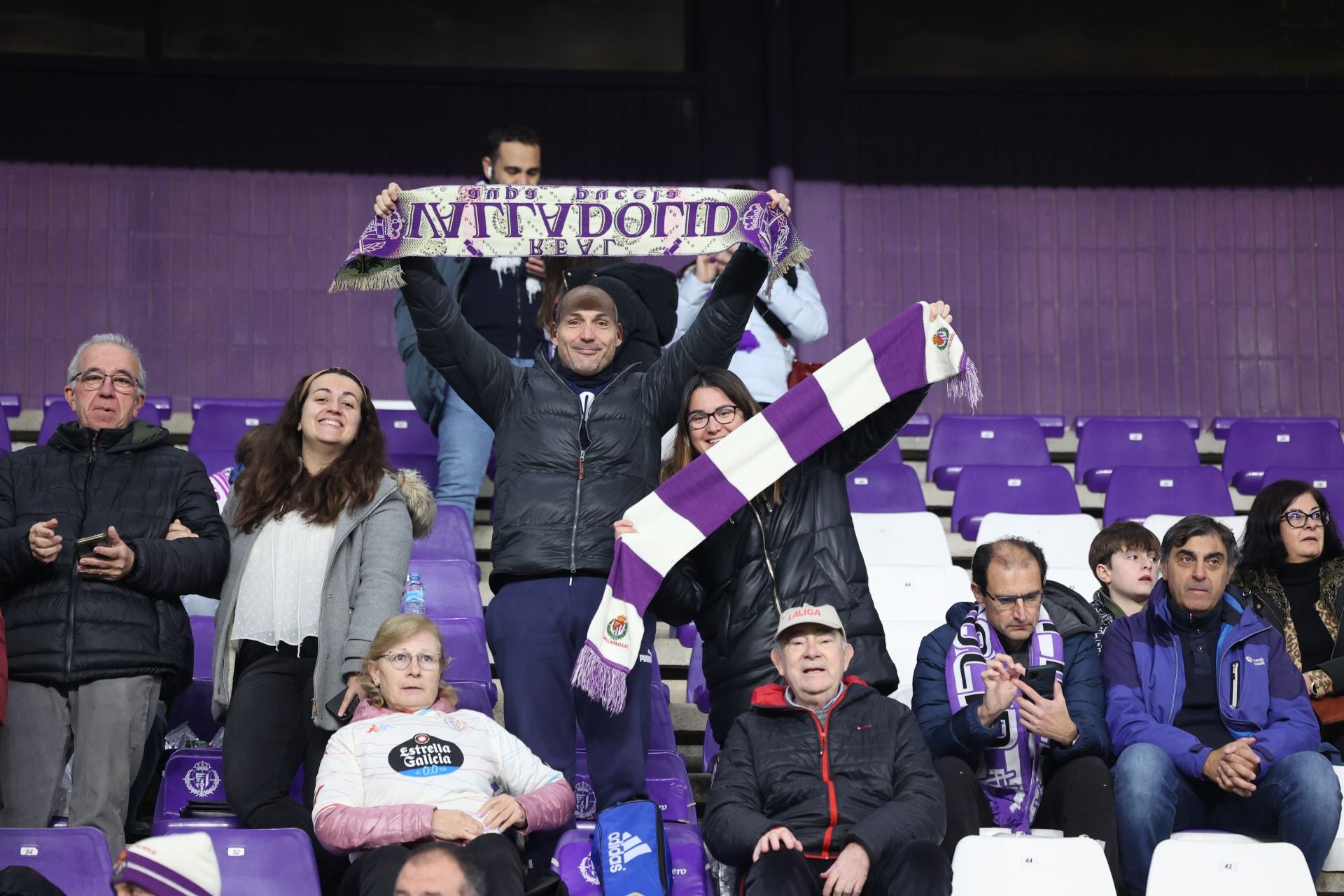 Búscate en la grada del estadio José Zorrilla (1/4)