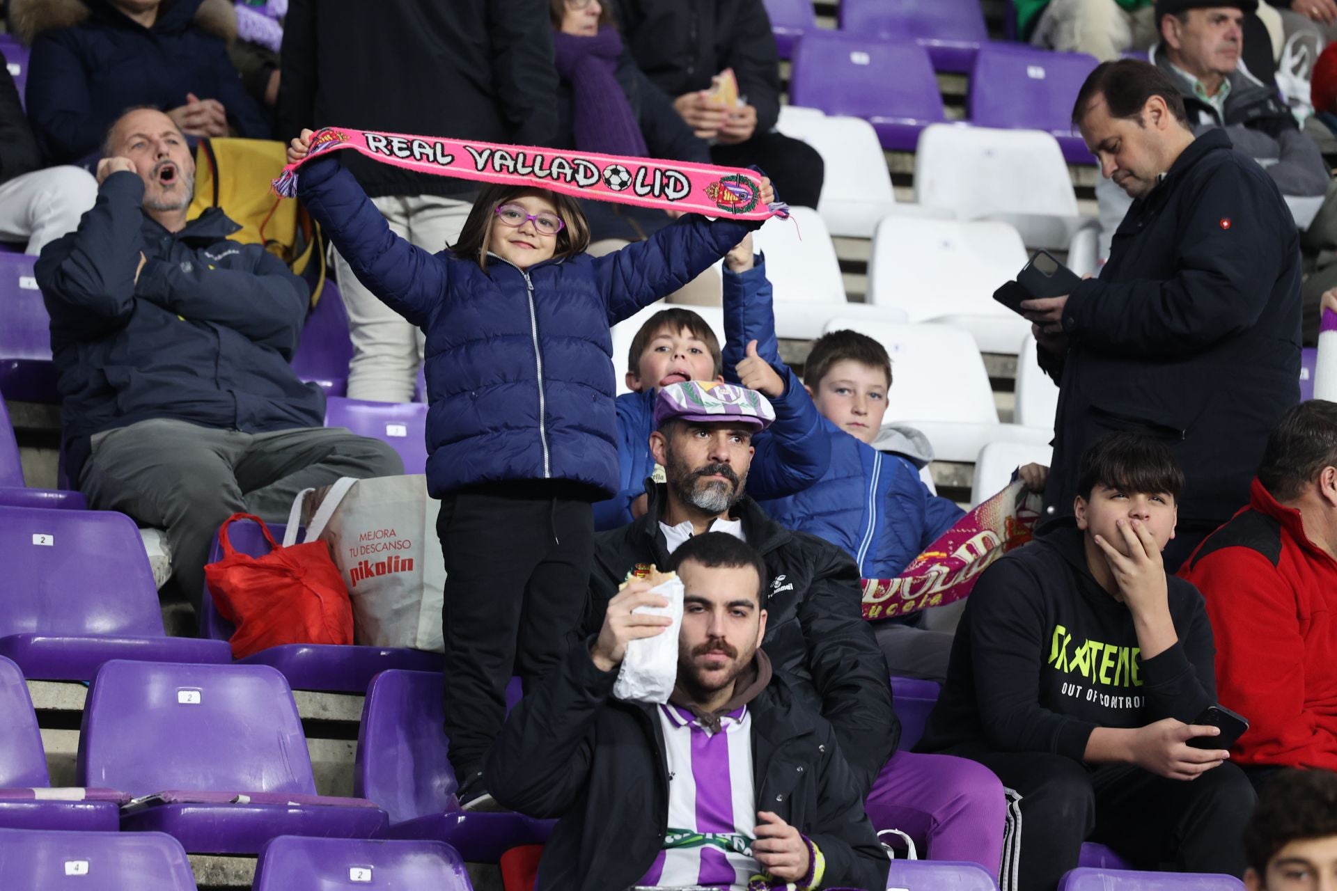 Búscate en la grada del estadio José Zorrilla (1/4)