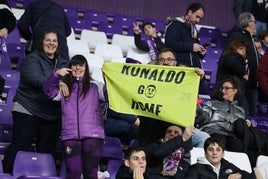 Aficionados del Real Valladolid durante el encuentro.