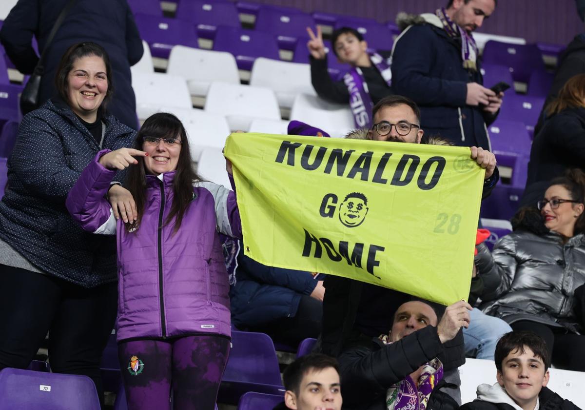 Aficionados del Real Valladolid durante el encuentro.