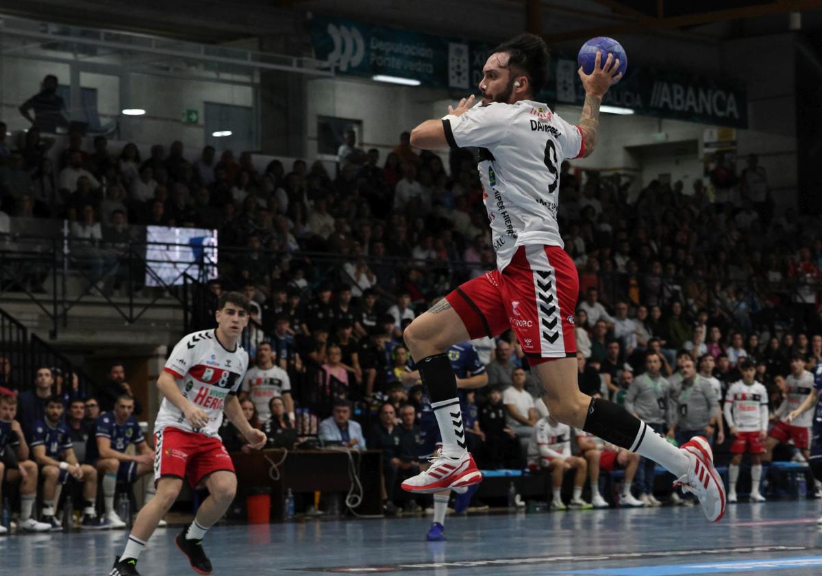 Imagen principal - Jugadas del partido entre el Nava y Cangas.