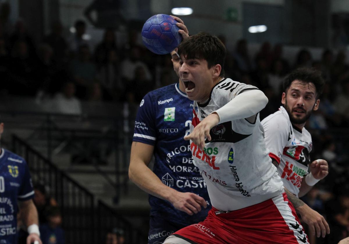 Pablo Herranz lanza con rabia a portería durante el partido ante el Cangas.