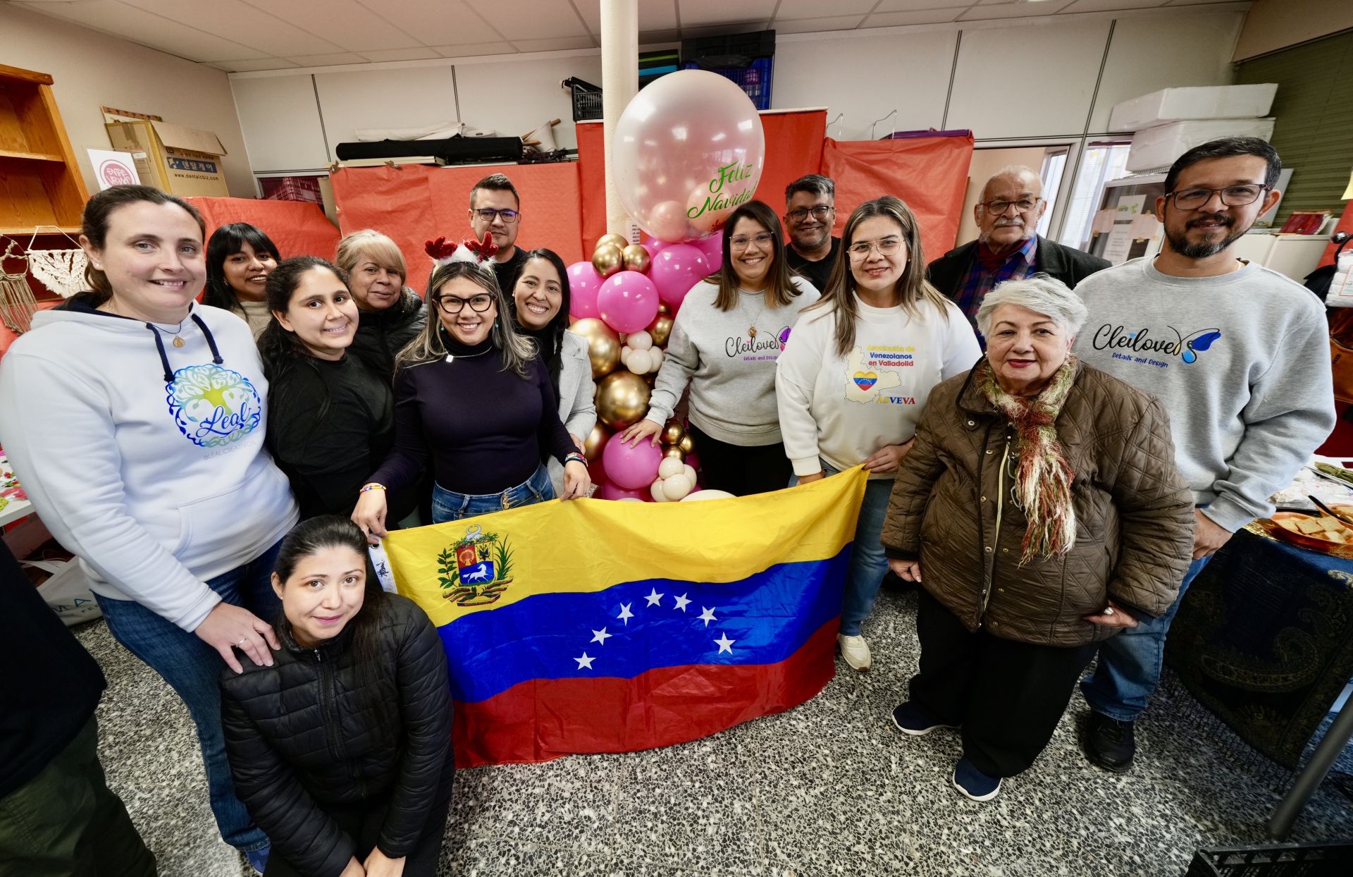 Las imágenes del mercado navideño de la Asociación de Venezolanos de Valladolid