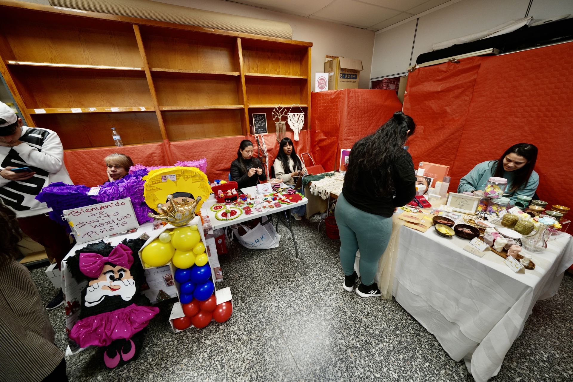 Las imágenes del mercado navideño de la Asociación de Venezolanos de Valladolid