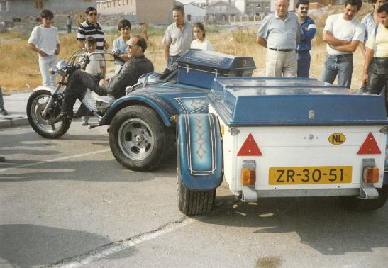 El holandés Jaap Slob llega a la Avenida Juan de Austria con un vehículo que causó expectación entre los vecinos.1986.