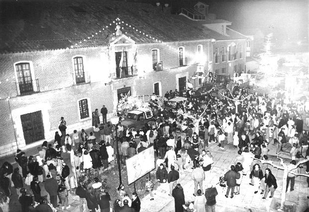 La Cabalgata de Reyes llega a la Plaza Mayor en enero de 1993.