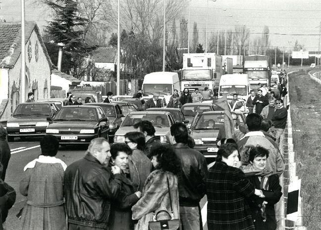 Protesta para exigir la construcción del colegio de La Nava.