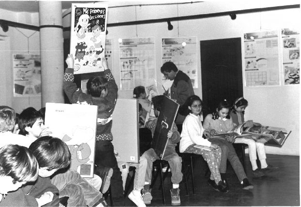 Escolares de Laguna visitan la exposición 'Cómo se hace un libro en la Biblioteca'. Febrero de 1992.