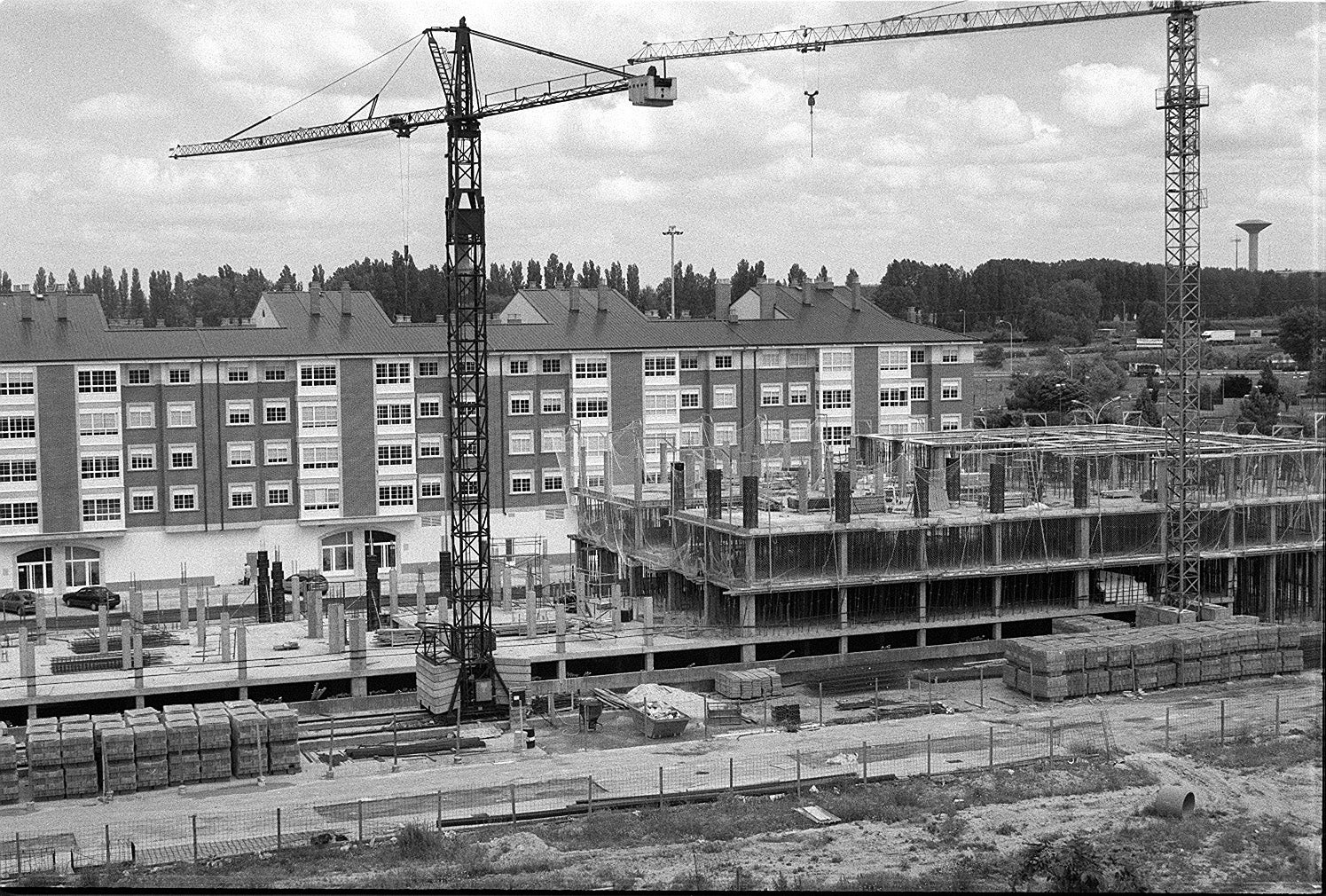 Última fase de la construcción de viviendas en el sector dos de Laguna de Duero. Junio de 1999.