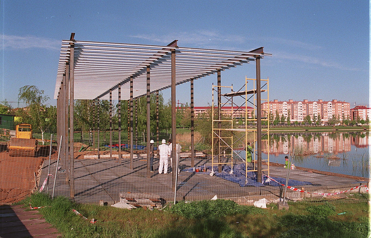 Construcción del embarcadero junto al lago, en mayo de 2000.