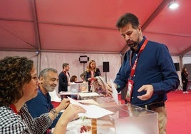 El secretario regional socialista, Luis Tudanca, vota en el 41 Congreso Federal del PSOE.