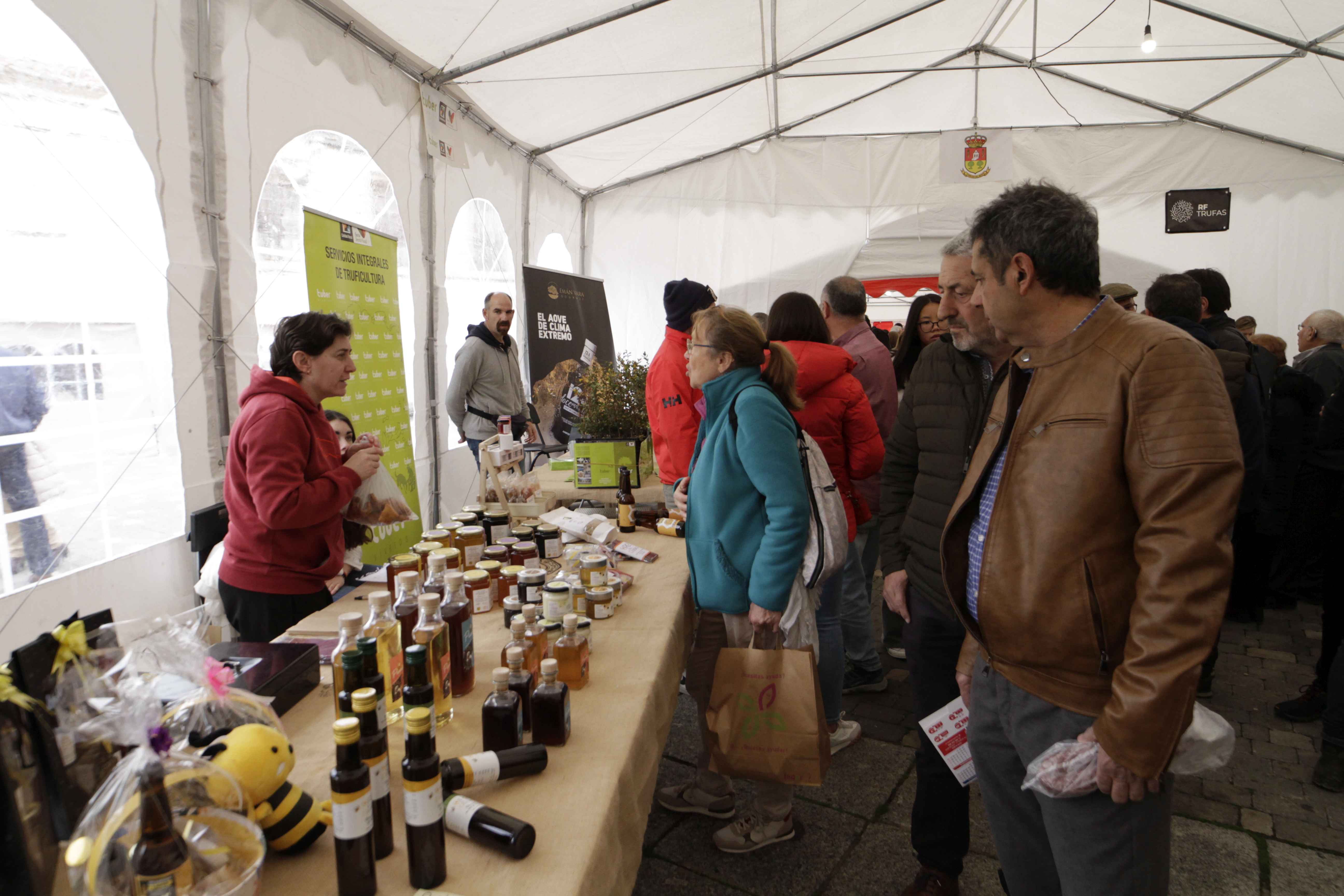 La IV Feria de la Trufa Negra de Cogeces del Monte, en imágenes