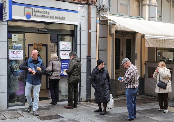 Varios clientes esperan su turno en la administración de Barrio y Mier.